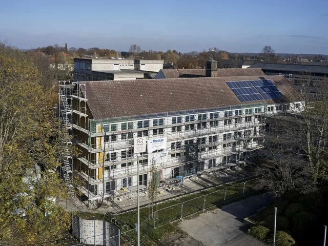 Ansicht auf Jugendzentrum mit Gerüst aus Vogelperspektive 