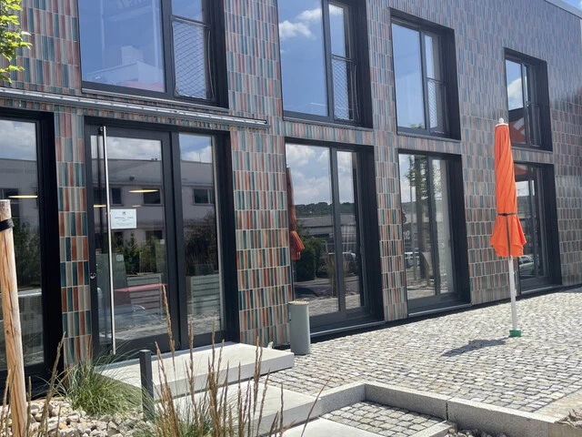 Außenfassade der Firma Fliesen Göbel mit schmalen Klinkerriemchen gestaltet