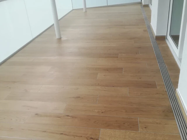 Balkon mit Fliesen in Holzoptik