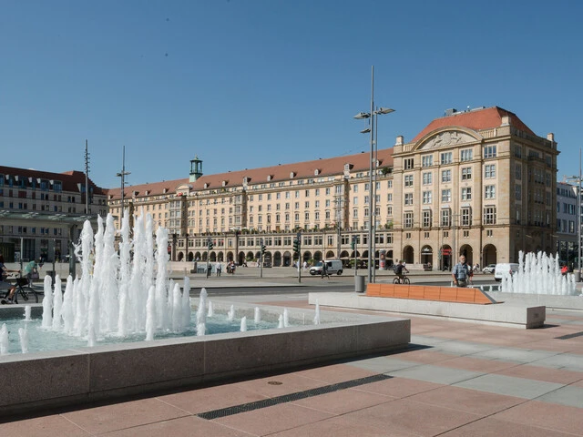 Vorplatz des Kulturpalast Dresden mit Brunnen