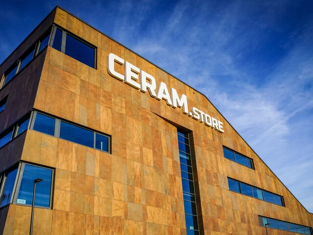 Außenfassade des CERAM.store mit WDVS und großformatigen Feinsteinzeugfliesen