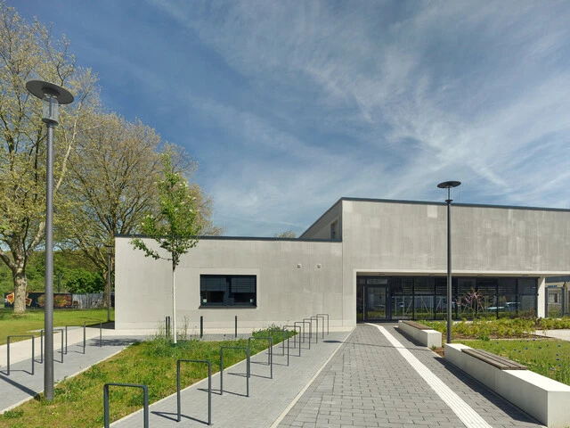 Aufnahme der Jugendverkehrsschule Düsseldorf in seitlicher Ansicht nach dem Bau mit weber.therm circle WDVS als Dämmsystem