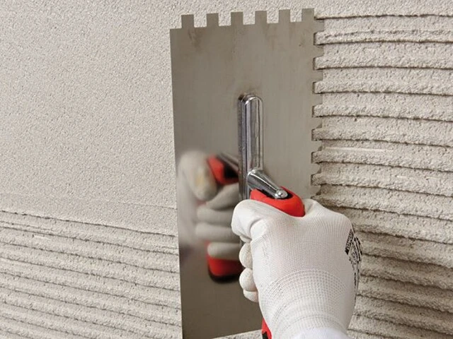 Auftragen einer Rillenspachtelung