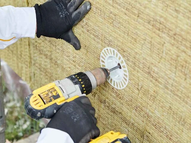 Dämmplatten werden ohne Klebemörtel mit Schraubdübeln an der Wand befestigt.