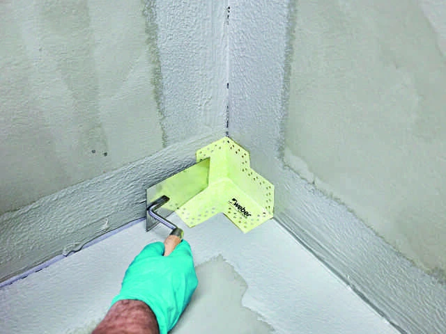 weber.tec 828 Innenecke in Kleber einbetten