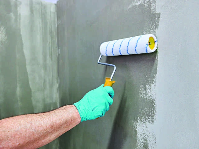 Grundierung wird mit einer Rolle auf der Wand aufgetragen