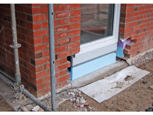 Aussparung der Vorsatzschale im Bereich eines bodentiefen Fensters