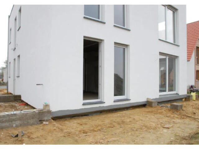Ansicht einer fertigen WDVS-Fassade mit abgedichtetem Türschwellendetail