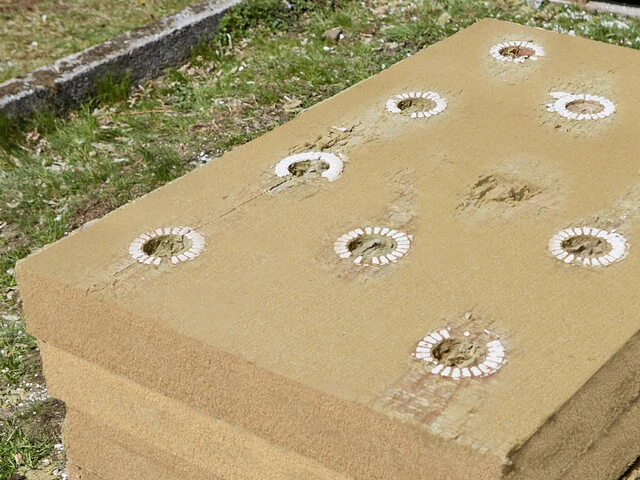 Aufnahme von Holzfaserplatten gestapelt nach dem Rückbau des weber.therm circle WDVS