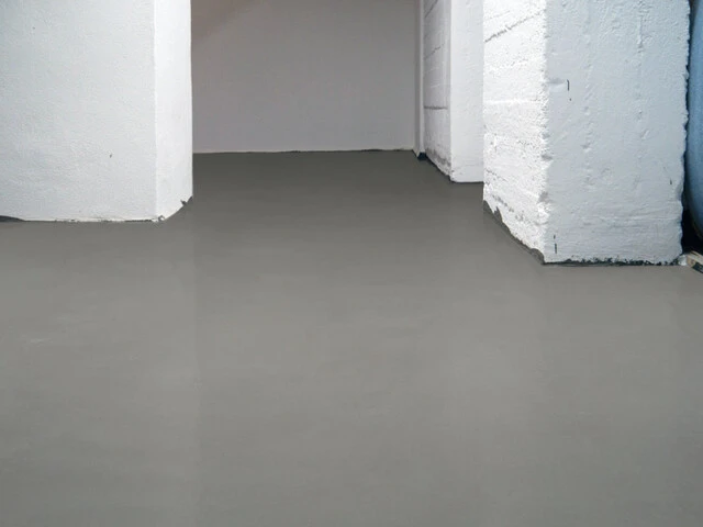 Nahaufnahme eines fertig sanierten Kellerbodens