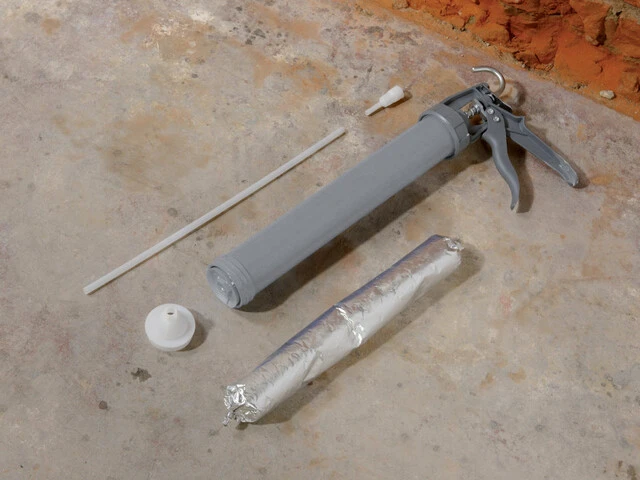 Aufnahme der Einzelteile, die für eine Injektion einer Haftbrücke notwendig sind. Dazu gehören eine Handdruckspritze, ein Injektionsröhrchen und ein Adapter sowie ein Schlauchbeutel der Haftbrücke.