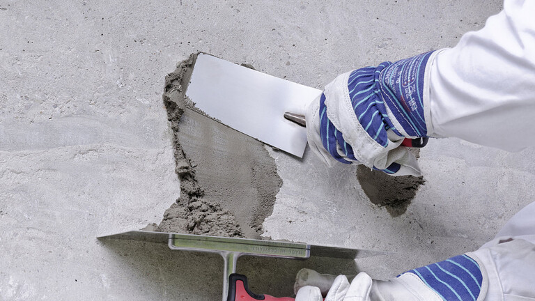 Betonsanierung Riss in der Wand mit Beton zuspachteln