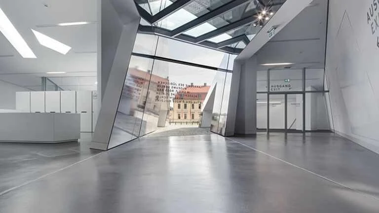 Ansicht eines grauen Industrieboden in einem Museumsgebäude