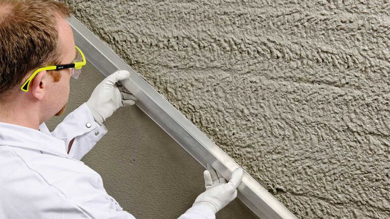 Mineralische Unterputze Auftragen eines mineralischen Unterputzes