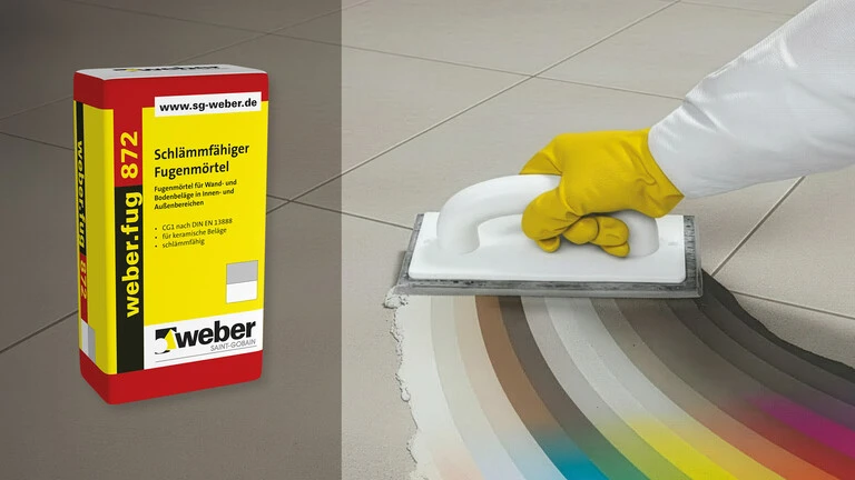 erarbeitung von weber.fug 872 neben Produktgebinde und Farbtonfächer auf Fliesen
