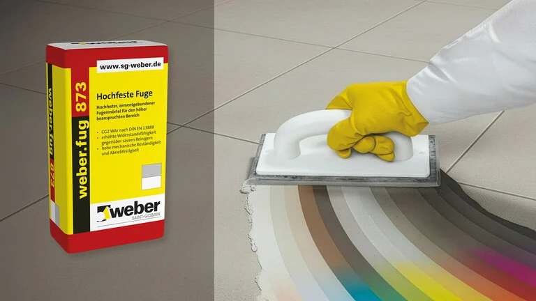 Verarbeitung von weber.fug 873 neben Produktgebinde und Farbtonfächer auf Fliesen