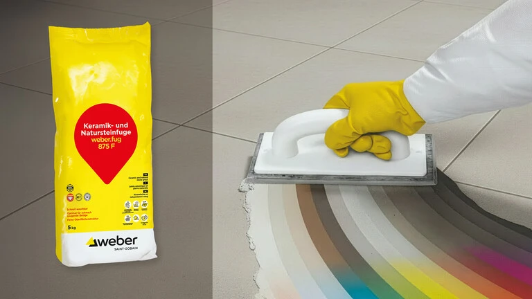 Verarbeitung von weber.fug 875 F neben Produktgebinde und Farbtonfächer auf Fliesen