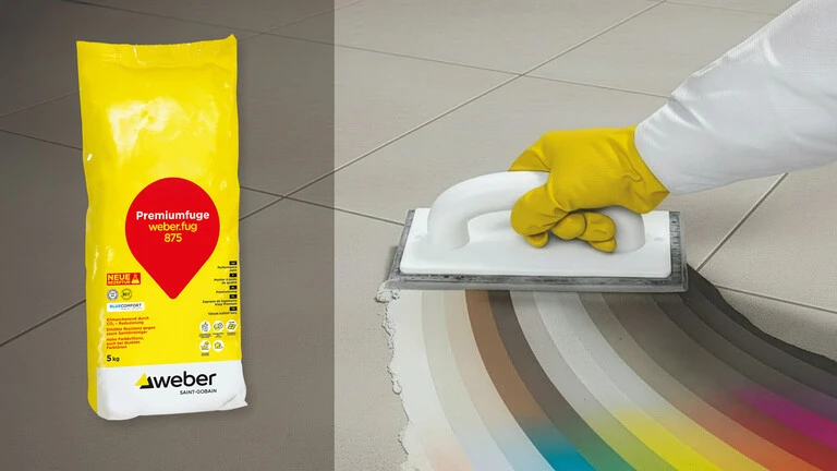 Verarbeitung von weber.fug 875 neben Produktgebinde und Farbtonfächer auf Fliesen