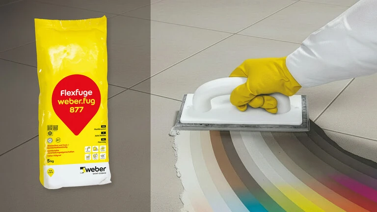 Verarbeitung von weber.fug 877 neben Produktgebinde und Farbtonfächer auf Fliesen