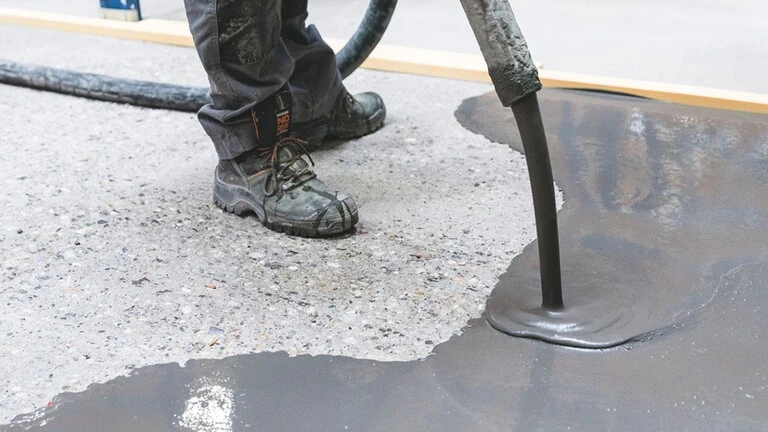 Durch das maschinelle Einbringen mit dem weber.floor Pump¬Truck können auch große Flächen innerhalb weniger Tage komplett belegt und kurzfristig genutzt werden.