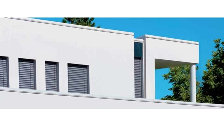 Nahaufnahme einer weißen Fassade, die mit weber.therm plus ultra gedämmt wurde