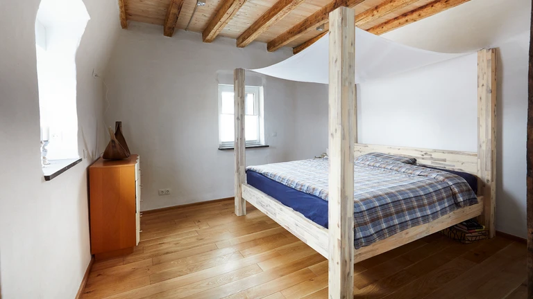 Schlafzimmer mit weißem Innenputz