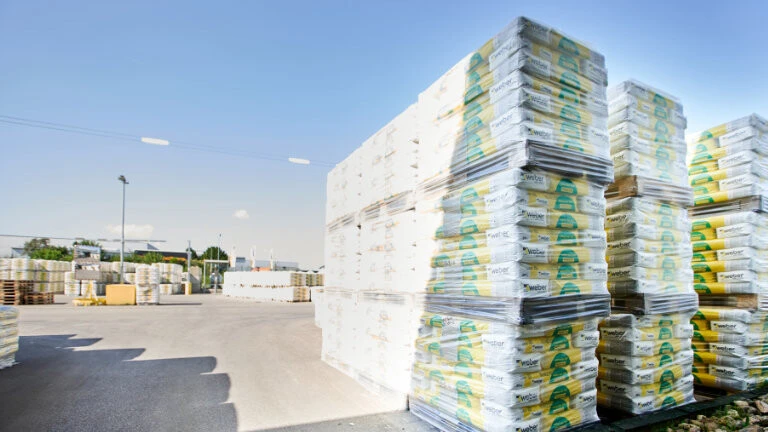 Produkte sind im Außenlager auf der Palette gelagert