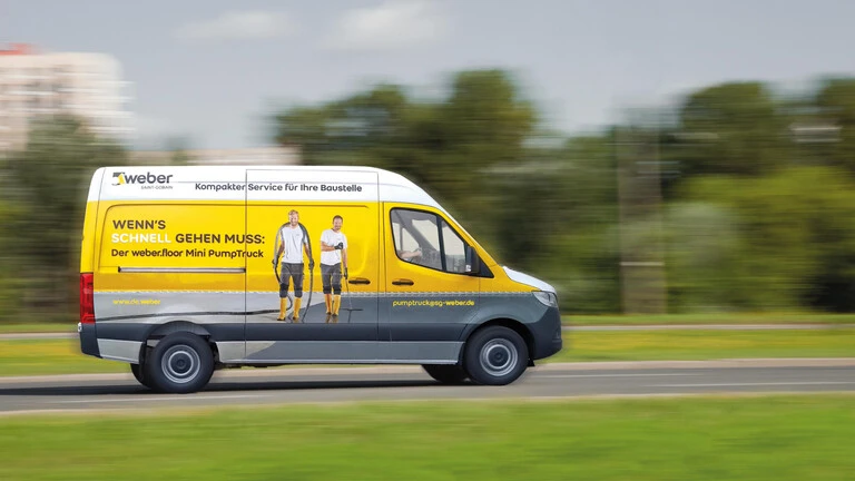 Fahrender weber.floor Mini-PumpTruck auf Landstraße