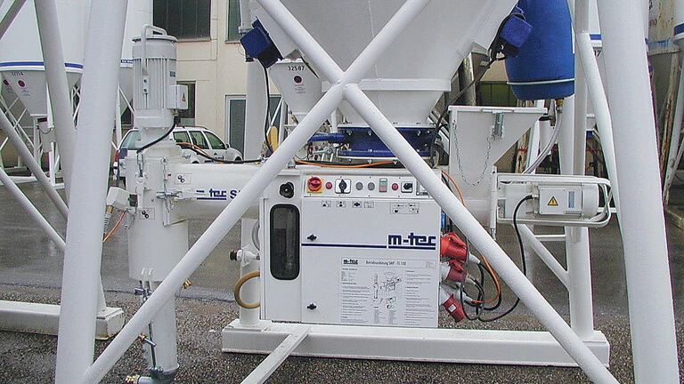 Silomischpumpe SMP 100 an Silo montiert