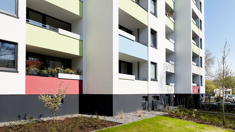 Das Zeitsparende Bunte Balkone in einem Wohnblock
