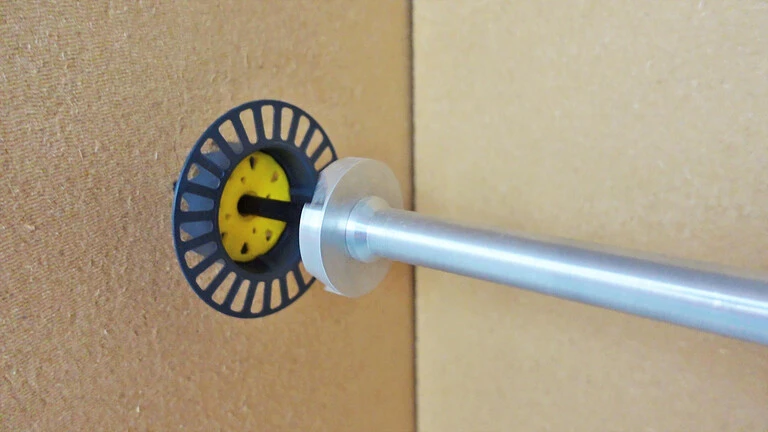 Detailaufnahme, die das spezielle Montagetool beim Setzen des Dübels mitsamt Setzteller in weber.therm circle mit Holzfaser-Dämmplatte zeigt