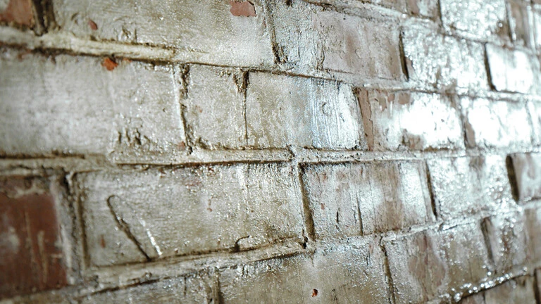 Nahaufnahme einer feuchten Wand