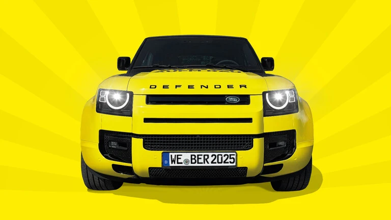 gelber Land Rover Defender auf gelben Hintergrund