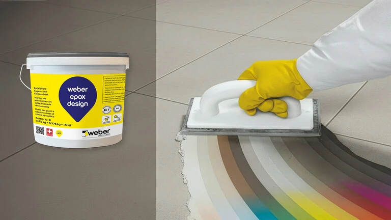 Verarbeitung von weber.epox design Epoxidharz-Fuge neben Produktgebinde und Farbtonfächer auf Fliesen